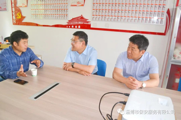 聽(tīng)取社區(qū)工作人員對(duì)社區(qū)基本情況和群眾反映的意見(jiàn)、需求的介紹.jpg 聽(tīng)取社區(qū)工作人員對(duì)社區(qū)基本情況和群眾反映的意見(jiàn)、需求的介紹.jpg